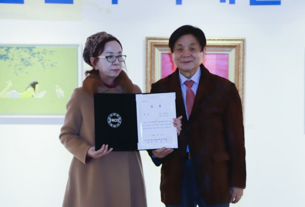 지난 16일 오후 서울 인사동 라메르 갤러리에서 개최된 2019 대한민국 국제문화예술제에서 이근배 전 예술원 부원장이 수상자와 함께 기념촬영을 하고 있다.